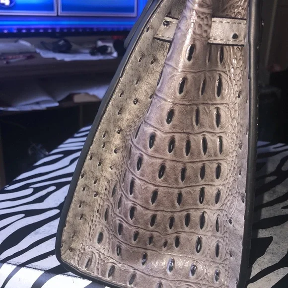 Elegant Gray Crocodile-Embossed Handbag(Ashley Hordge) - Picture 10 of 17